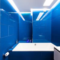 Синяя плитка на стене ванной комнаты