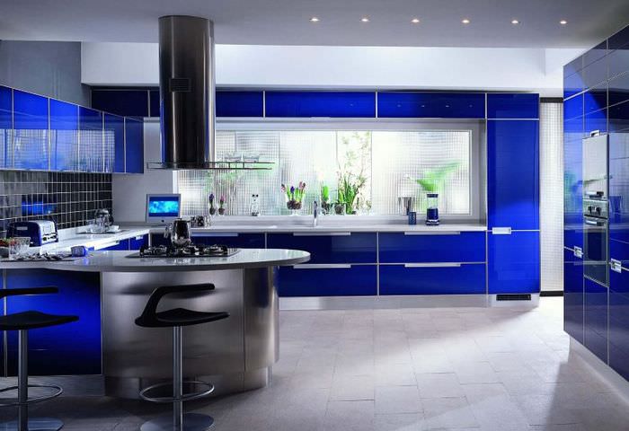 Дизайн синей кухни в стиле хай-тек
