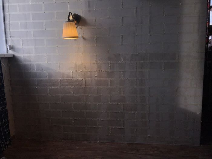Бумажный малярный скотч на бетонной стене