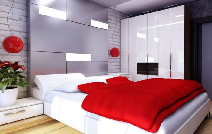 Красное покрывало на кровати в современной квартире