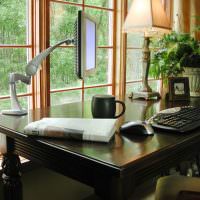 Письменный стол перед панорамным окном