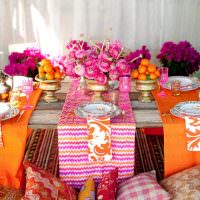 Оранжевые скатерти на праздничном столе