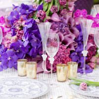 Живые цветы в оформлении стола на день рождения
