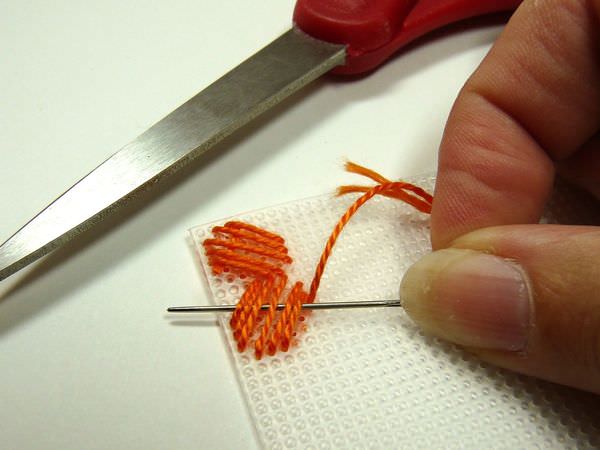 Вышивание толстыми нитками на пластиковой канве