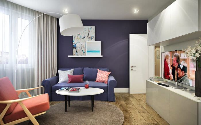 Дизайн гостиной с небольшим диваном в квартире серии 44т распашонка