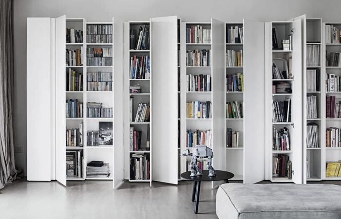 Белые книжные шкафы с дверками