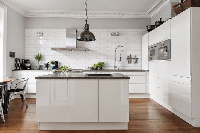 Интерьер белой кухни в скандинавском стиле