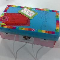 Простой декор коробки кусочками разноцветной бумаги