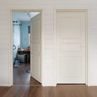 Белые двери в коридоре частного дома
