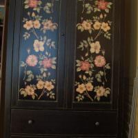 Черный шкаф с ярким цветочным рисунком