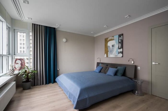 Сочетание синих и серых занавесок в интерьере спальни