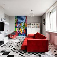 Красный диван в гостиной квартиры панельного дома