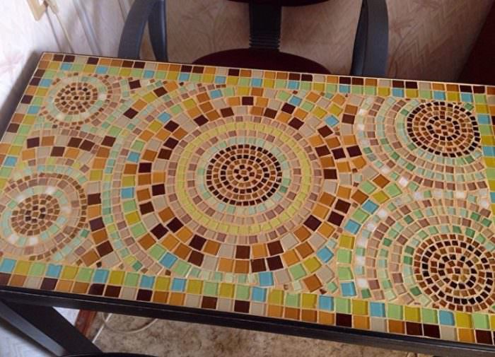 Кухонный стол из мозаики.