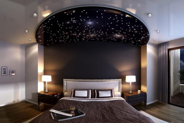 Спальня с потолком в виде звездного неба