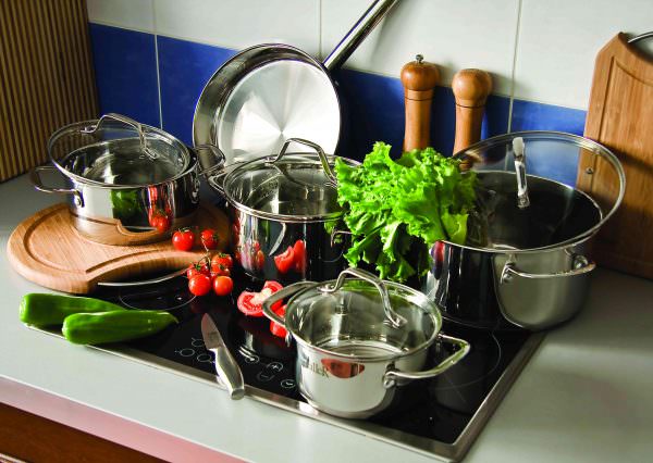 Наиболее оптимально использовать для готовки на керамической плите кухонную посуду из нержавейки или с покрытием эмалью.