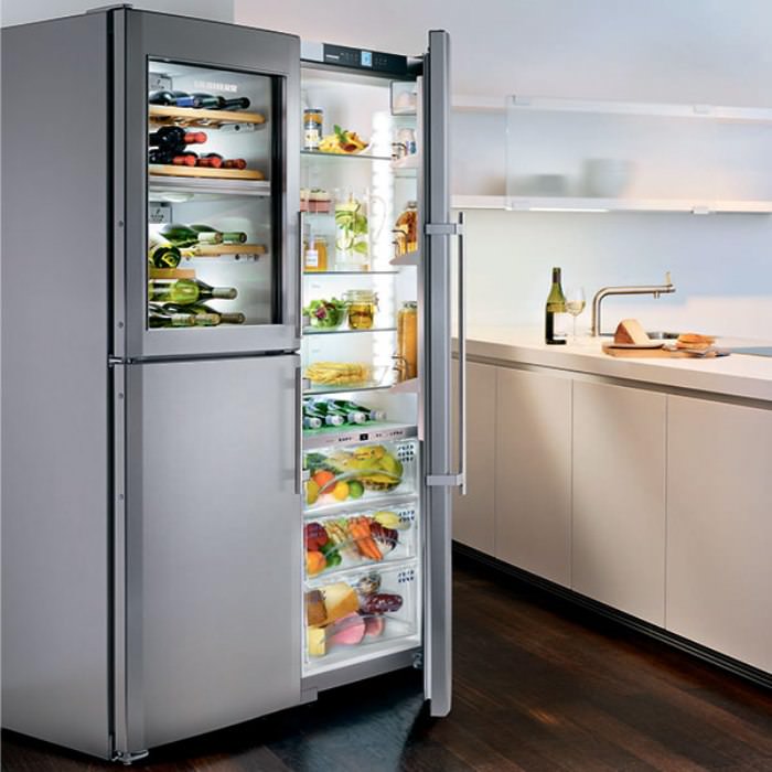 Современный холодильник на кухне.