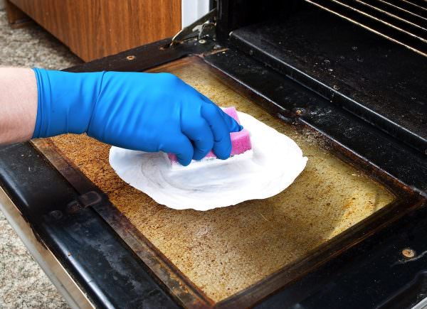 Используя современные моющие средства, можно отмыть духовку от любого нагара