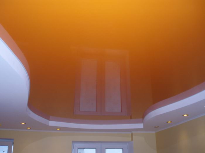 Оранжевый цвет на потолке.