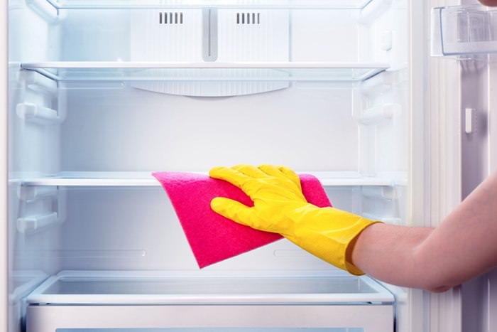 Очищать холодильник ноу фрост.