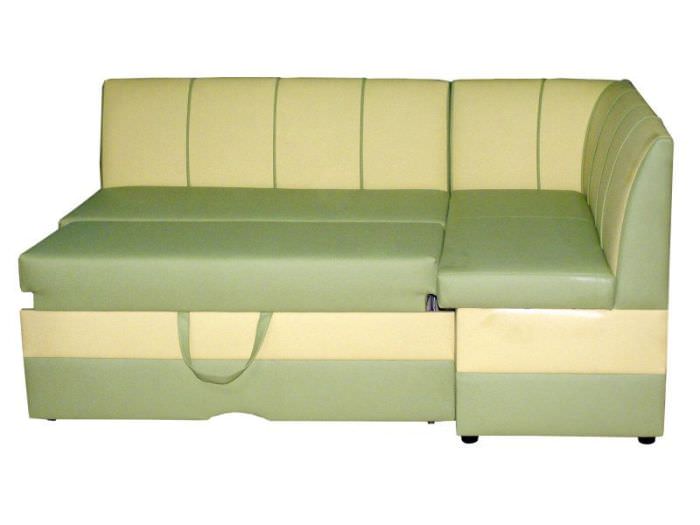 Угловой диван с кожаной обивкой.