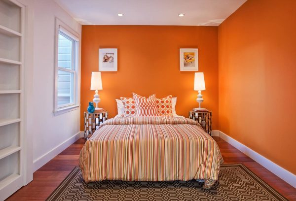 Оранжевые настенные покрытия для спальни — отличное решение, которое зарядит позитивным настроением на круглый год.