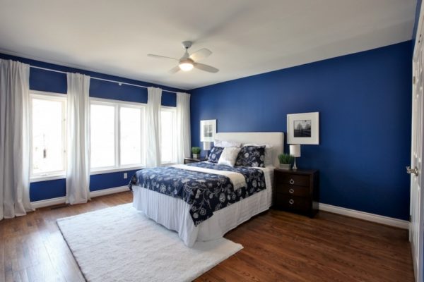 Спальня в синем цвете будет казаться затемненной, но при этом положительно будет влиять на быстрое засыпание.