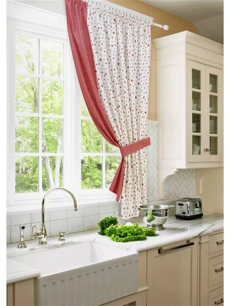 Для маленькой кухни лучше выбирать светлые шторы с небольшим принтом