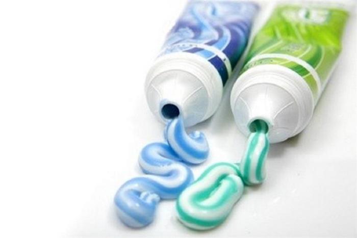 Зубная паста для чистки холодильника.