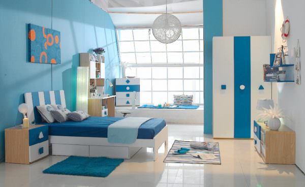 Отделка комнаты в прохладных, голубоватых тонах, будет действовать успокаивающе на гиперактивного подростка. 