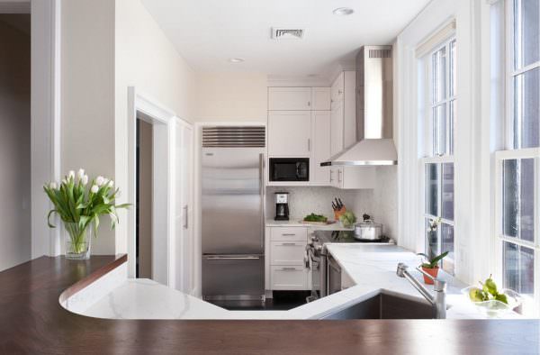 В малогабаритных квартирах лучше использовать двухкомпрессорный холодильник, так как уровень его шума в среднем 30 дБ.