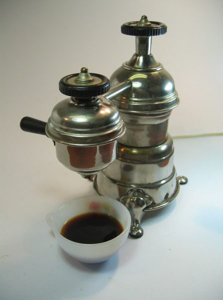 Приближенная к современному виду кофеварка, была создана в 1800 году архиепископом де Беллуа