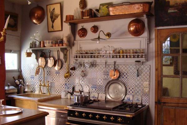 Даже потрескавшаяся посуда может выполнять декоративную функцию в интерьере в стиле прованс.
