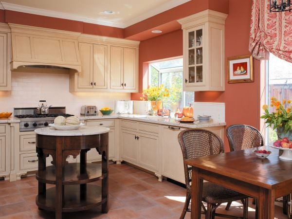 Персиково-белыми, кремово-персиковыми расцветками рекомендуется оформлять тесные комнатки, с окнами, выходящими на север, северо-запад. 