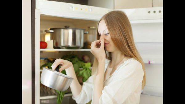 Неприятный запах в холодильнике может стать причиной порчи продуктов, которые в нем хранятся. 