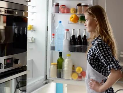 Даже неправильно выставленная температура в холодильнике может стать причиной появления неприятного запаха.
