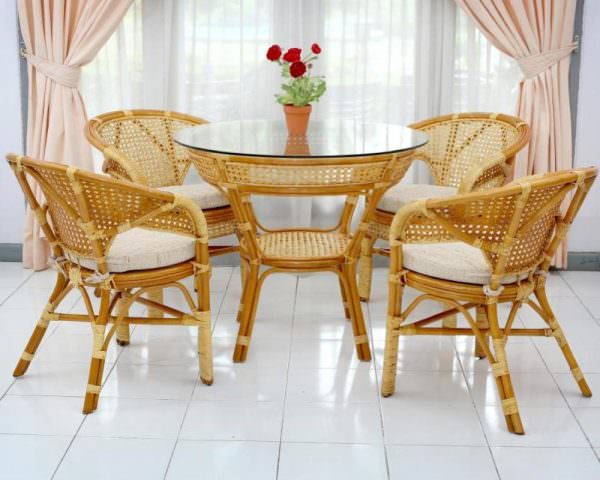 Ротанг представляет собой пальмовые волокна, он больше уместен на открытом воздухе: на террасе или даче, но для кухонной мебели тоже применим. 