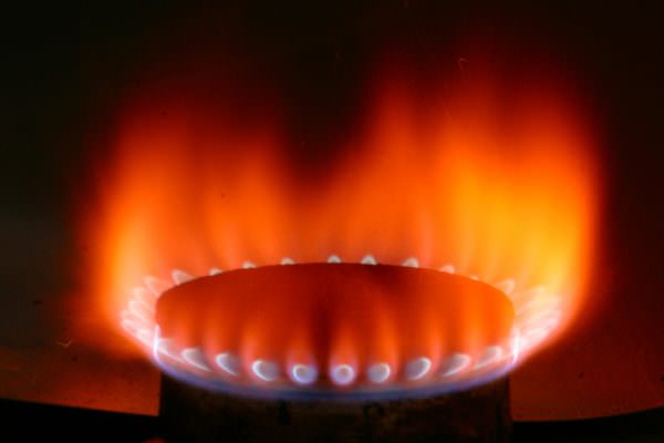 Красное пламя домашней газовой плиты, свидетельствует о выделении распада опасных веществ.