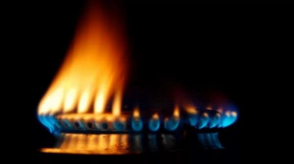 Причиной оранжевого пламени в бытовой газовой плите может стать и нарушение в работе самой духовки или панели.
