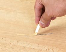 Царапины разной глубины можно удалить с деревянной поверхности, если обработать ее наждачной бумагой, а затем отполировать.