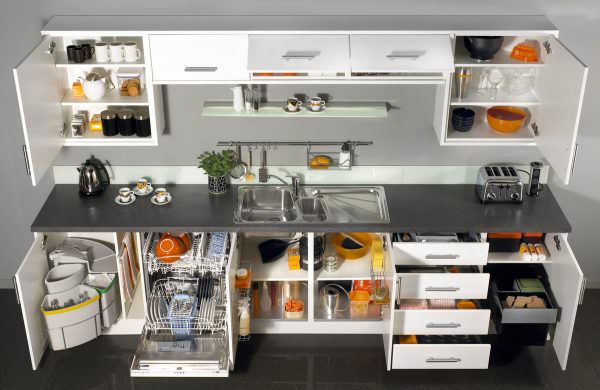 Встроенная система хранения на кухне