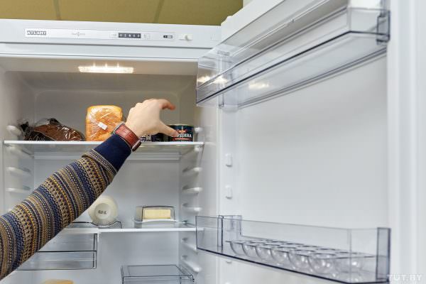 Прежде чем отправить холодильник в «отпуск» из него нужно достать все продукты, весь мусор и крошки.