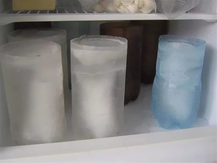Протиевая вода. Замороженная вода в стакане. Заморозка воды. Вымораживание воды. Вода замороженная в морозилке.