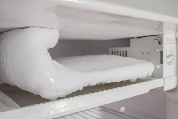 Обычно лед скапливается только в морозилке.