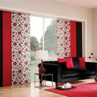 Декорированные красно-черные шторы в цвет дивана