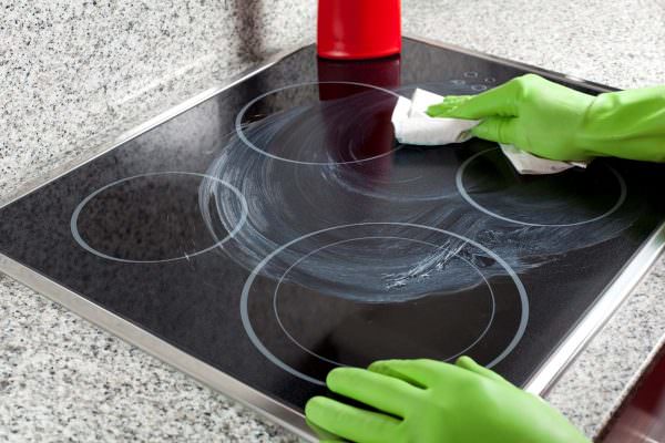 Как очистить керамическую плиту без образования дефектов, волнует многих хозяек.