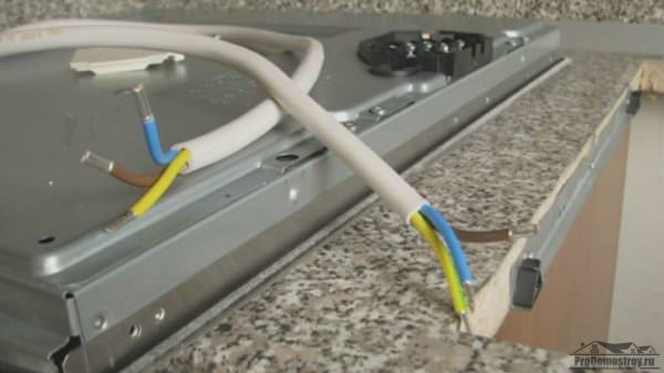 Чтобы смонтировать кабель, нужно обеспечить соединение розетки либо клеммника с электрощитом с помощью кабеля.