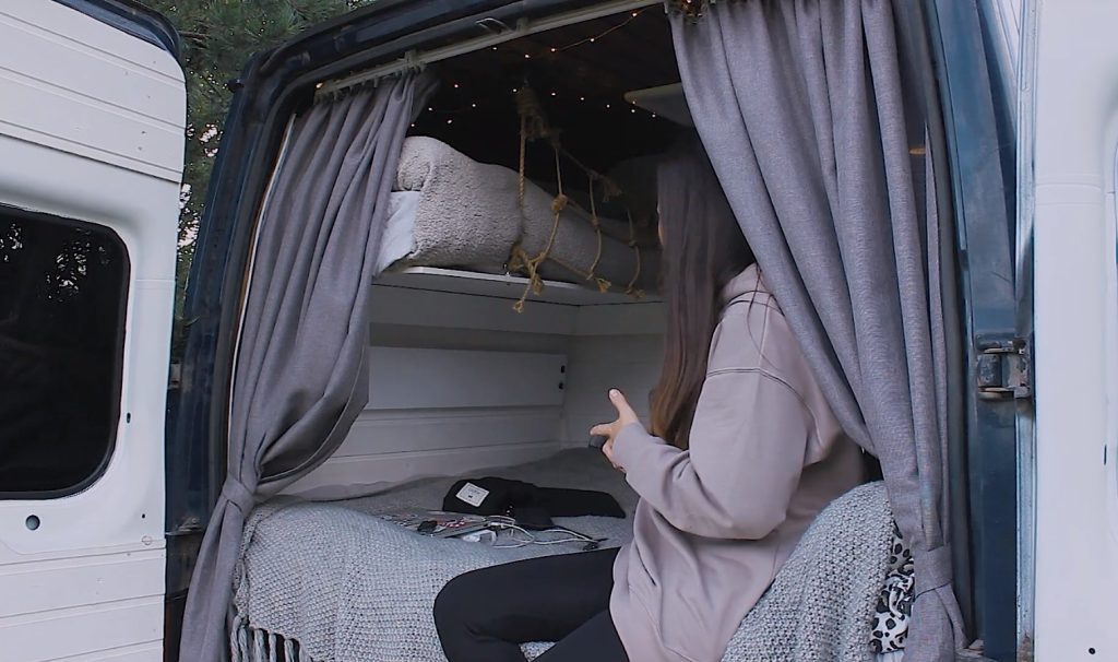 Полочка над спальным местом в жилом фургоне