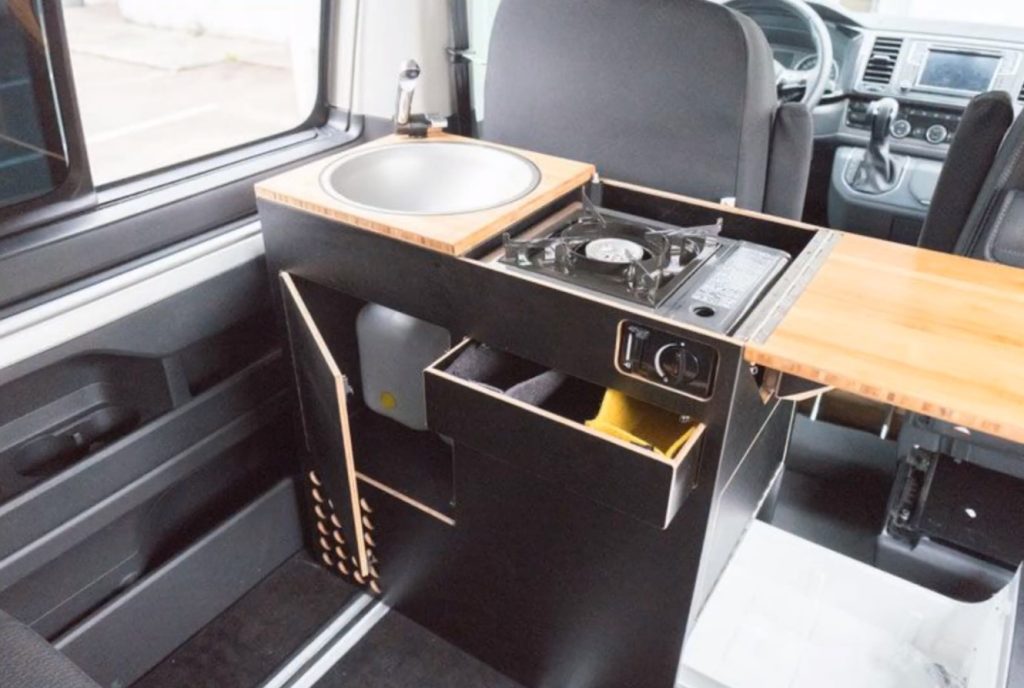 Кухонная хона с минималистичным дизайном в автодоме
