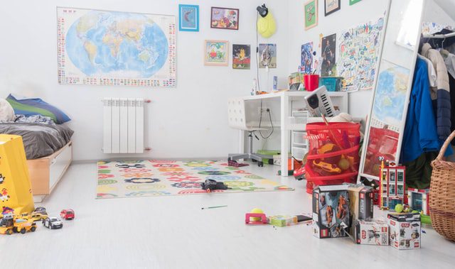 Зонирование детской комнаты декором на стенах