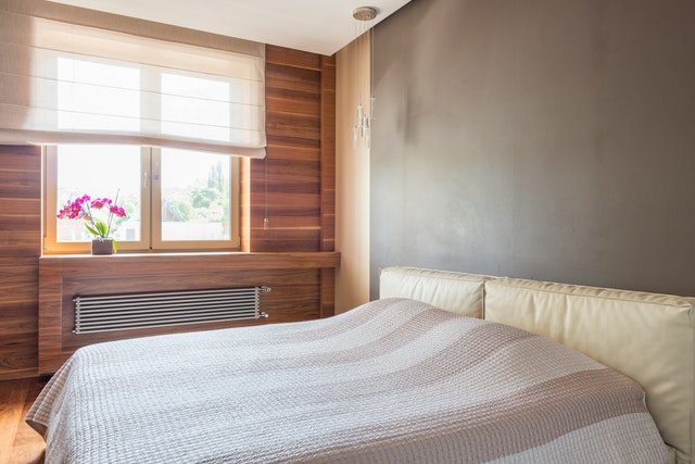 Деревянная акцентная стена в спальне